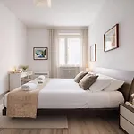 Ponte Vecchio Newly Restyled Flat, Walk Everywhere Апартаменты *